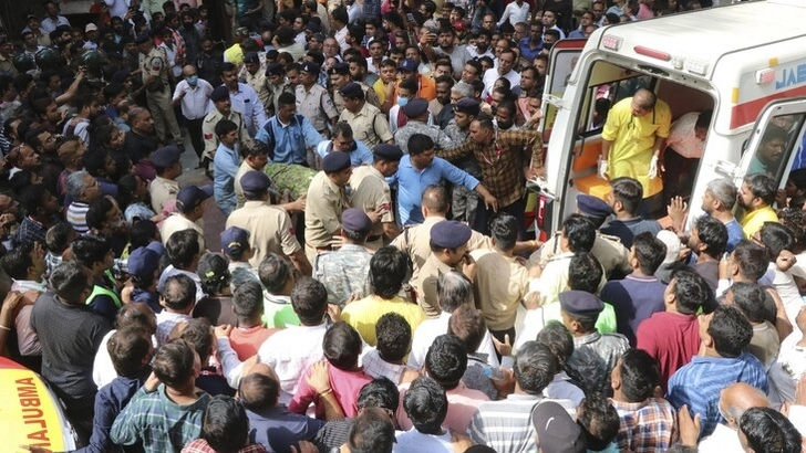 Число жертв трагедии в храме в Индии достигло 35 человек