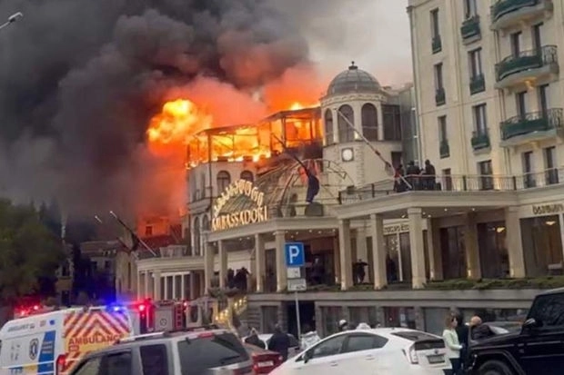 В центре Тбилиси загорелся отель - ВИДЕО