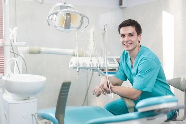 Стоматологи без медицинского образования: кому мы доверяем свои зубы? - ВИДЕО