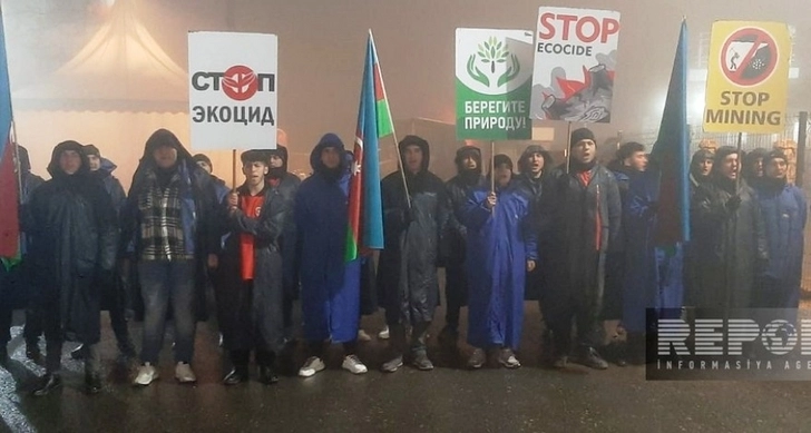 Несмотря на морозную погоду, акция протеста на дороге Ханкенди - Лачын продолжается - ФОТО