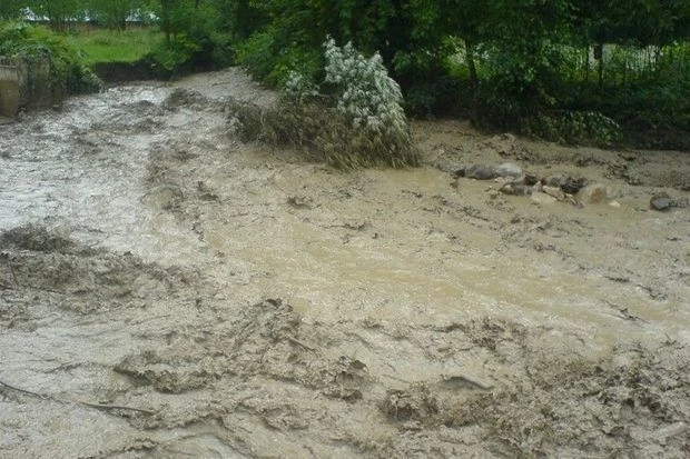 В Азербайджане в результате проливных дождей повысился уровень воды в реках