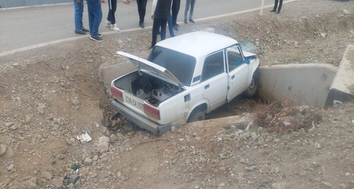 На магистрали Баку-Газах автомобиль перевернулся и упал в канал, есть пострадавшие