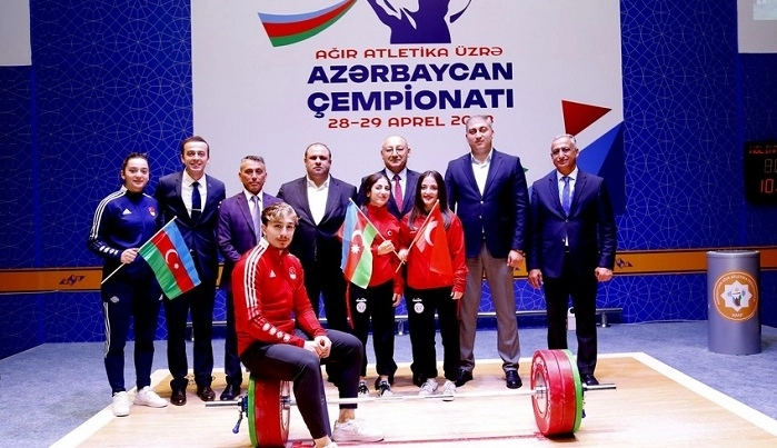 Турецкие атлеты наблюдали за чемпионатом Азербайджана по тяжелой атлетике