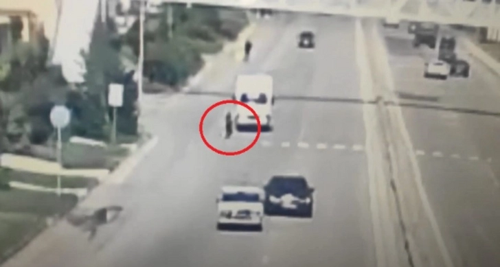 Страшное ДТП на трассе Баку-Шамахы: грузовик сбил мать и ее ребенка, женщина скончалась - ВИДЕО