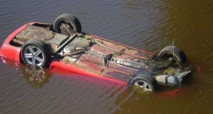 Серьезное ДТП в Бейлагане: автомобиль упал в канал, два человека погибли