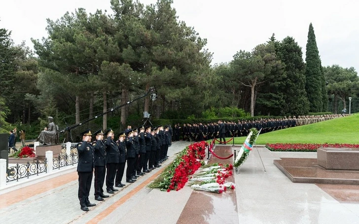 Сотрудники МВД и военнослужащие почтили память общенационального лидера - ФОТО