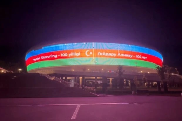 Центральную арену Узбекистана осветили цветами флага Азербайджана в честь 100-летия Гейдара Алиева - ВИДЕО