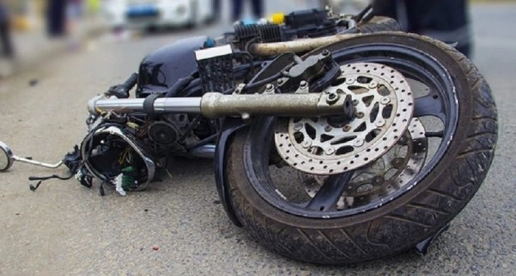 В Баку мотоциклист врезался в ограждение
