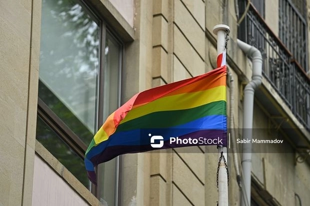 Флаг ЛГБТ перед  Landmark Hotel Baku сняли - ОБНОВЛЕНО - ФОТО