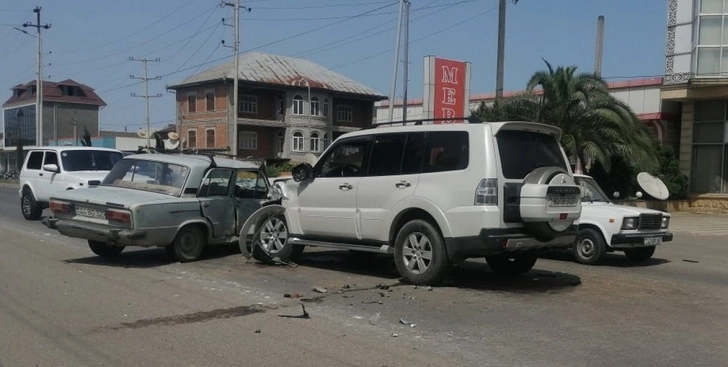 В Лянкяране столкнулись четыре автомобиля, есть пострадавшие - ФОТО