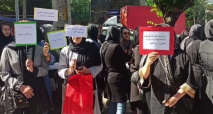 В Тебризе недовольные родители провели акцию перед зданием Управления образования - ФОТО/ВИДЕО
