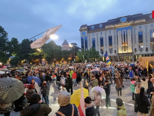 В Тбилиси проходит акция протеста против прямого авиасообщения с Россией - ВИДЕО