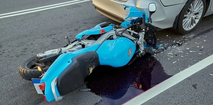 В Баку автомобиль столкнулся с мотоциклом: есть пострадавший