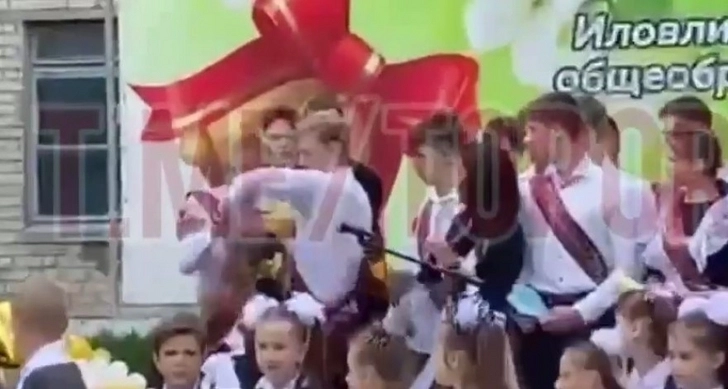 В РФ на последнем звонке школьник попытался ножом перерезать горло однокласснице - ВИДЕО