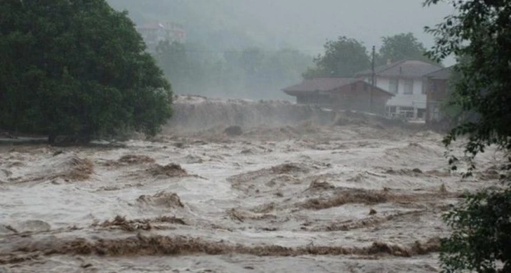 Ливни и паводки нанесли ущерб коммуникациям и сельхозугодьям в Дашкесанском районе