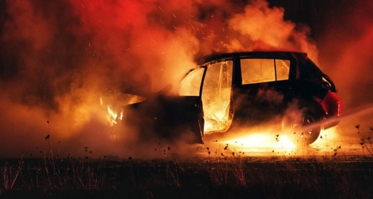 Облил машину бензином, поджег и сбежал: в поселке Рамана сгорел автомобиль