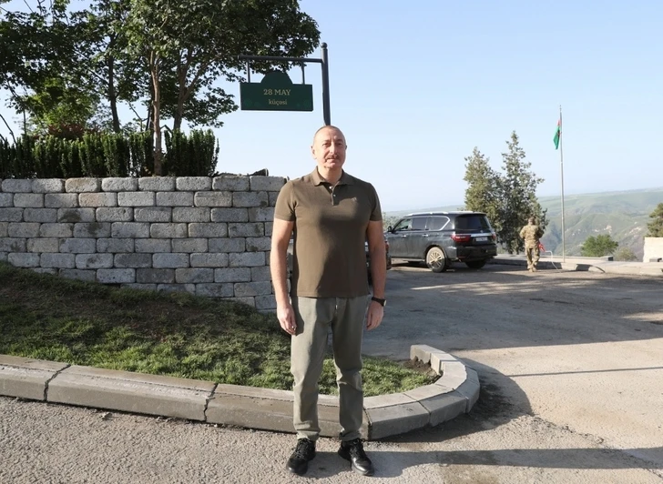 Ильхам Алиев открыл вывески на пересечении улиц Гейдара Алиева, Победы и 28 Мая в городе Лачын - ФОТО