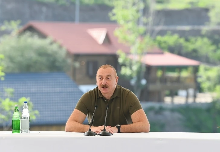 Ильхам Алиев встретился с населением, вернувшимся в город Лачын, вручил им ключи от домов - ФОТО/ВИДЕО