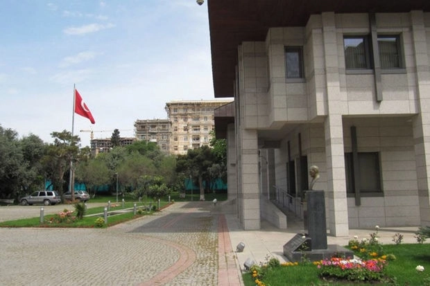 Перед посольством Турции в Азербайджане празднуют победу Эрдогана на выборах - ВИДЕО