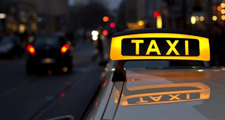 Отнял телефон, вытолкнул из машины и скрылся: в Баку задержан таксист-грабитель