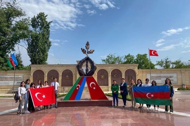 Молодежь отметила 105-летие независимости Азербайджана - ФОТО