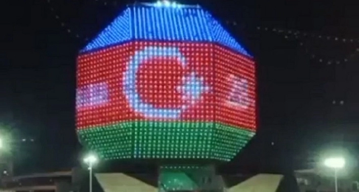 Флаг Азербайджана спроецирован на здании Национальной библиотеки Беларуси - ВИДЕО