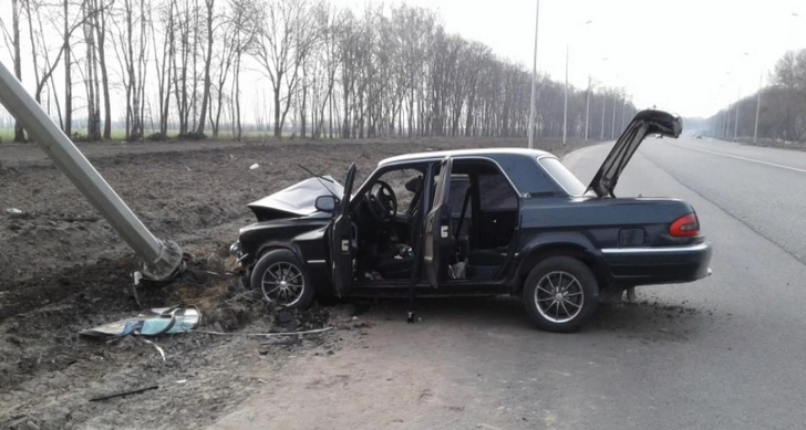В Абшеронском районе автомобиль врезался в родниковый комплекс: есть погибший и пострадавшие