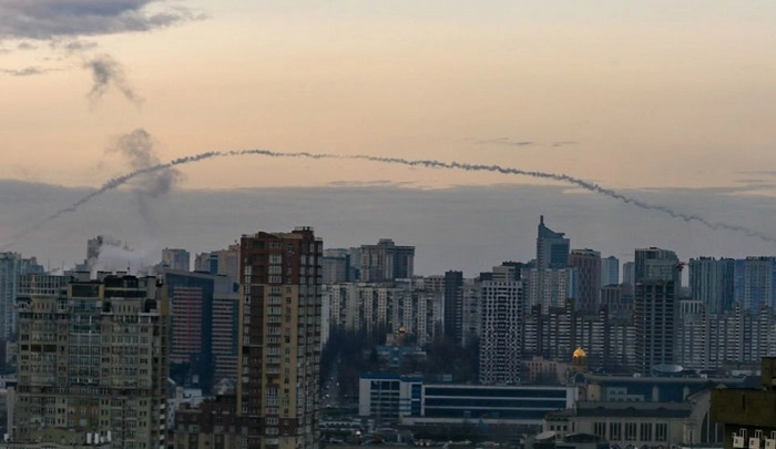 В небе над Киевом уничтожено более 30 российских дронов и ракет