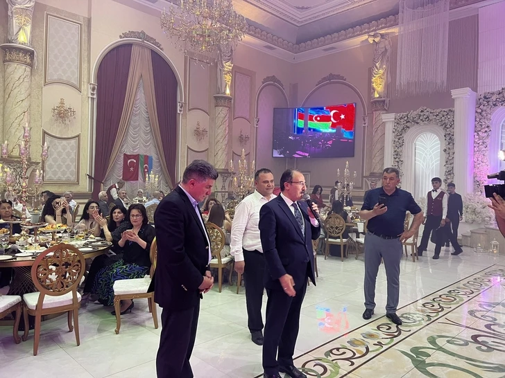 Посол Турции на свадьбе дочери азербайджанца, отправившего ее приданое пострадавшим от землетрясения - ФОТО