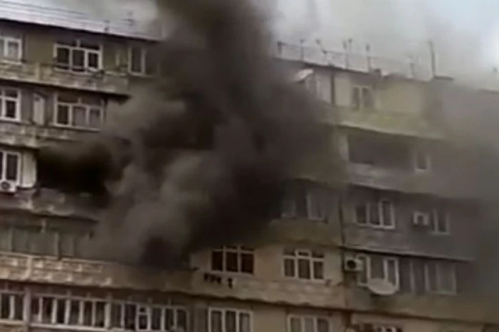 В Баку в девятиэтажном здании вспыхнул пожар