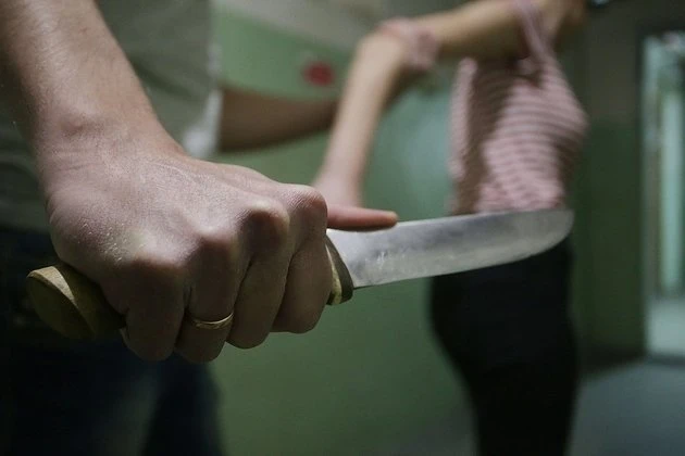 В Азербайджане мужчина искромсал жену ножом