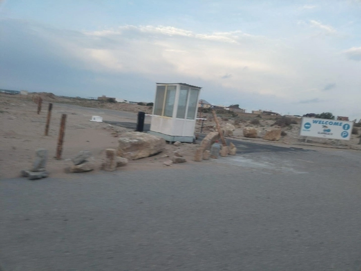 На бакинском пляже установлен новый шлагбаум с забором и будкой - ФОТО/ВИДЕО