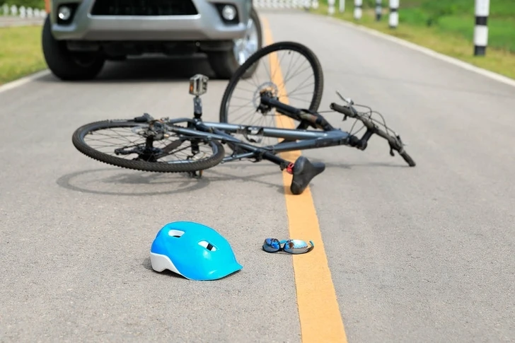 В Сальяне автомобиль насмерть сбил велосипедиста