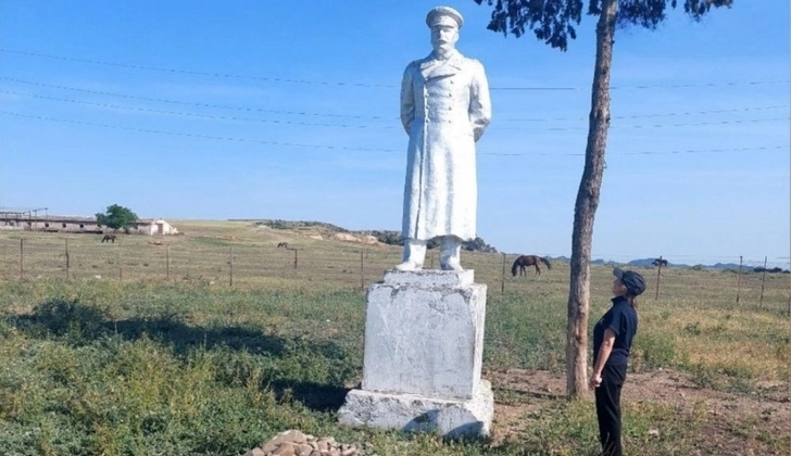В селе Чалдаш Огузского района до сих пор сохранился памятник Сталину – ФОТО/ВИДЕО