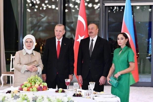 Лидеры Азербайджана и Турции стоя аплодировали исполнению песни Çırpınırdı Qara dəniz - ВИДЕО