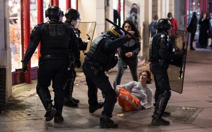 Французский министр: около 30% задержанных в ходе погромов - несовершеннолетние