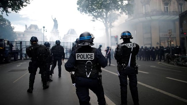Полицейские пострадали при стрельбе в ходе беспорядков в Париже