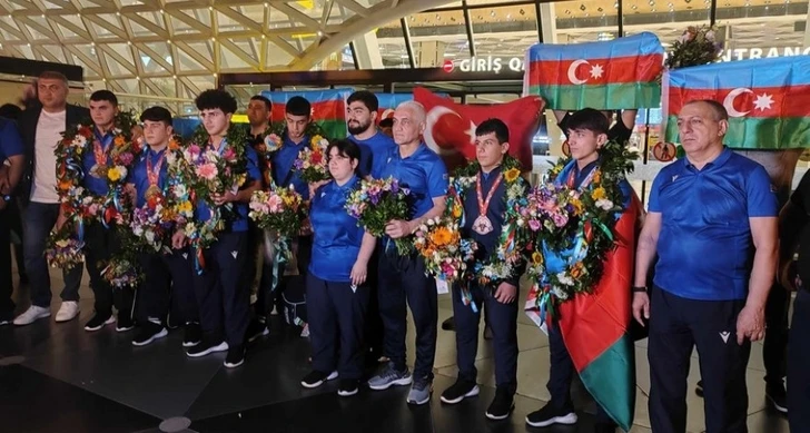 Азербайджанские тяжелоатлеты, завоевавшие 14 медалей на ЕВРО-2023, вернулись на родину - ФОТО