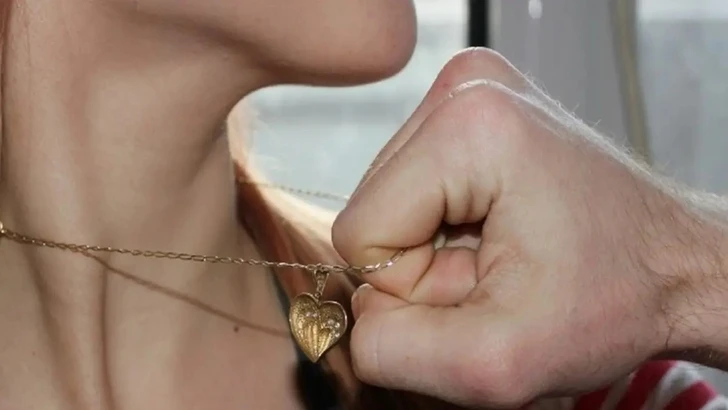 В Баку у женщины украдено золотое ожерелье
