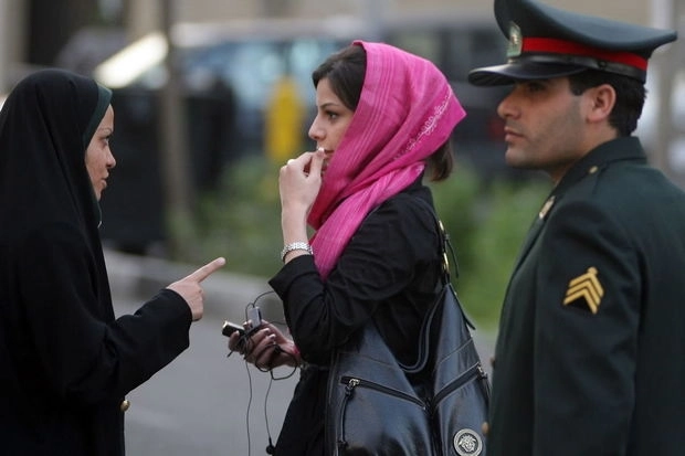 В Иране ввели требование для женщин, нарушивших нормы ношения хиджаба: психологи протестуют - ФОТО