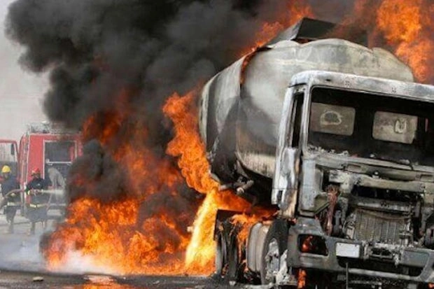 В Нигерии при взрыве бензовоза погибли по меньшей мере 20 человек