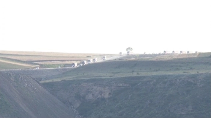 Шоу-постановка с «гуманитарным конвоем»: Видеокадры армянских грузовиков на подъезде к ППП «Лачын»