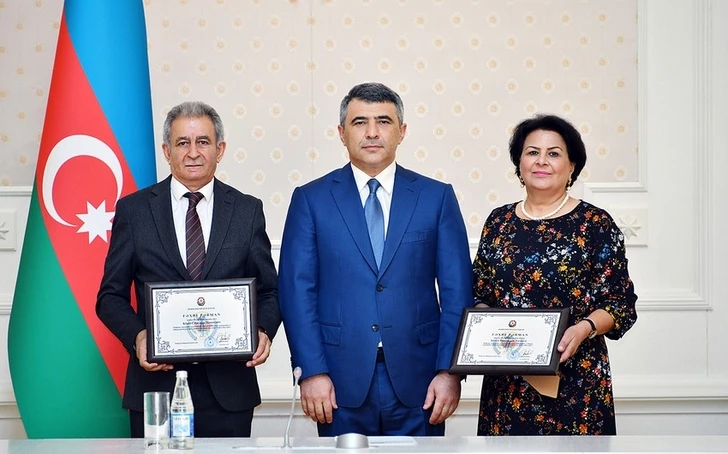 В Азербайджане на пенсию отправлены председатель суда и судья - ФОТО