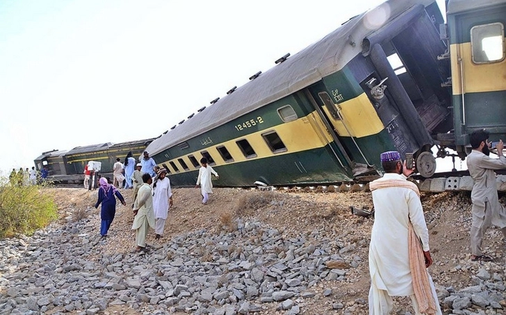 Власти Пакистана назвали возможную причину крушения поезда в стране - ОБНОВЛЕНО