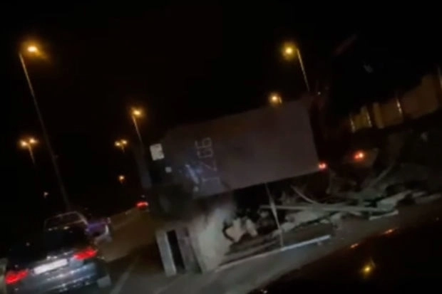 В Баку перевернулся грузовик - ВИДЕО