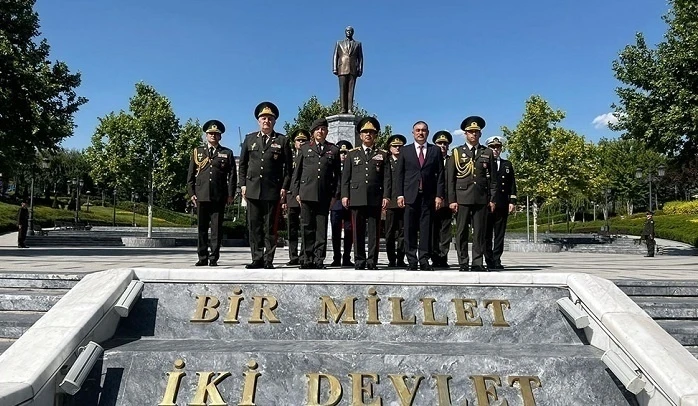 Министр обороны посетил парк Гейдара Алиева в Анкаре - ФОТО