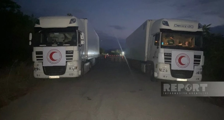 Автоколонна с гуманитарной помощью, отправленная из Баку, по-прежнему стоит на дороге Агдам-Ханкенди - ФОТО