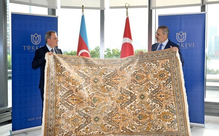 Джейхун Байрамов подарил Хакану Фидану карабахский ковер