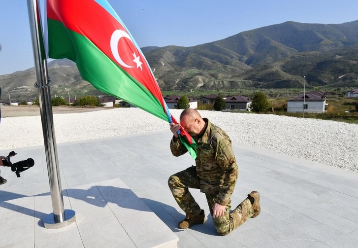 Президент Ильхам Алиев поднял Государственный флаг Азербайджана в городе Ходжалы - ФОТО/ОБНОВЛЕНО