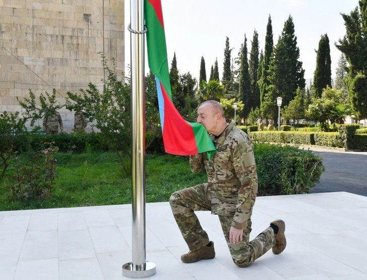 Ильхам Алиев поднял Государственный флаг Азербайджанской Республики в городе Агдере - ОБНОВЛЕНО/ФОТО